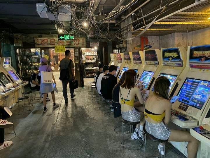 游戏厅提供福利的“黄金角度”，老板娘每次发觉都脸色凝重