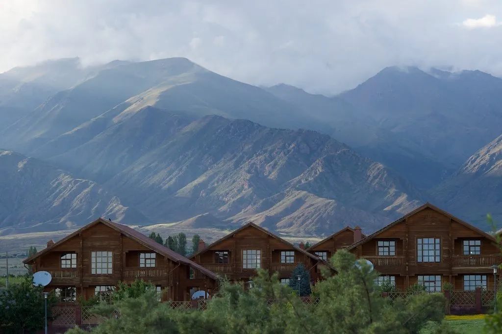 伊塞克湖的地理位置,伊塞克湖旅游