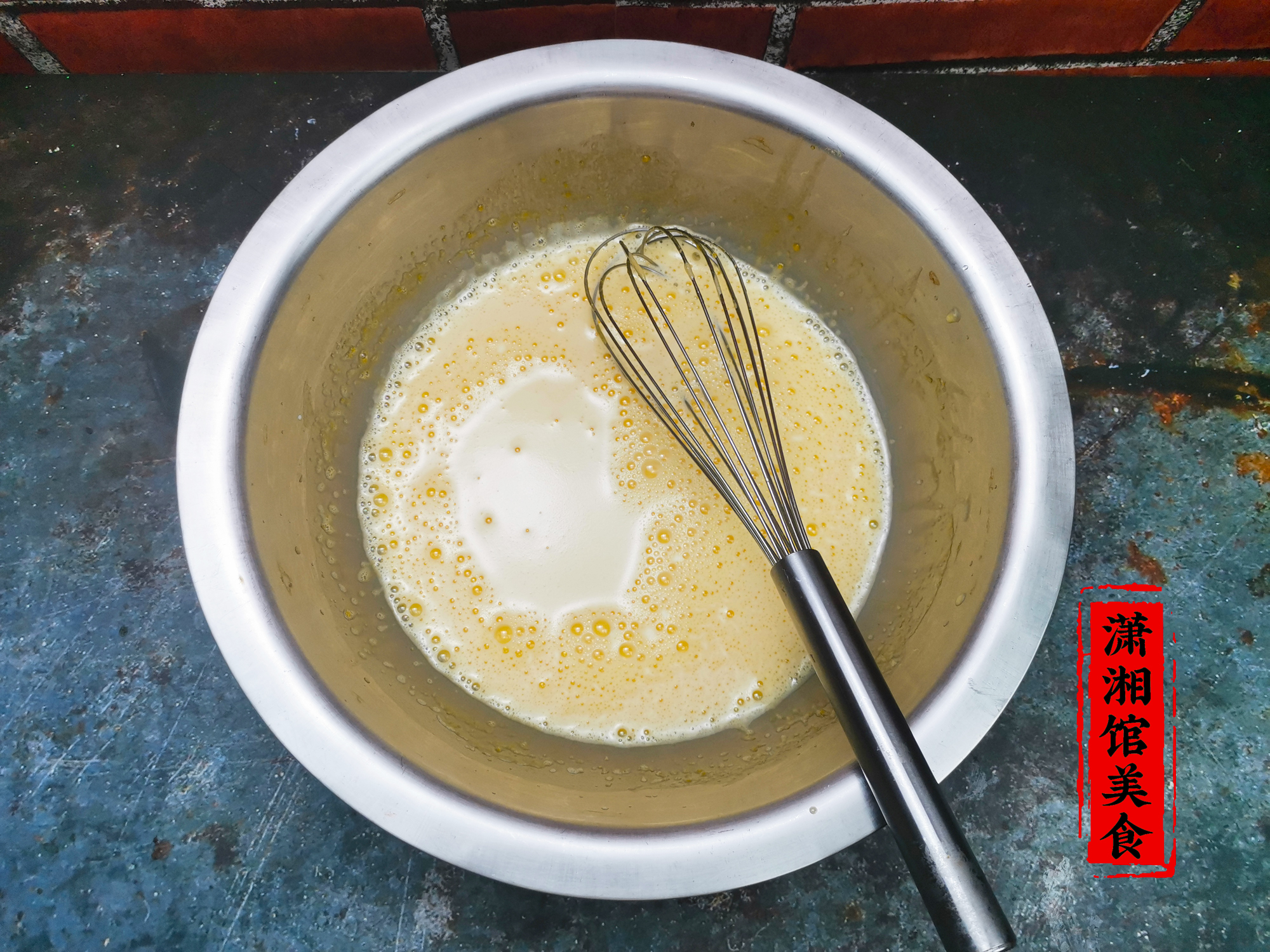 戚风蛋糕调蛋黄糊,先放糖还是先放油?放错顺序,蛋糕粗糙不细腻