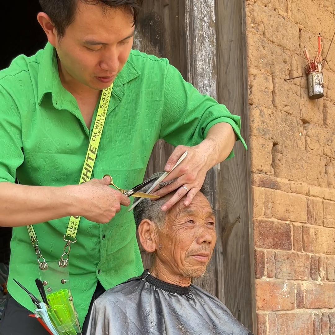 抖音短视频爷爷,开朗的爷爷和奶奶