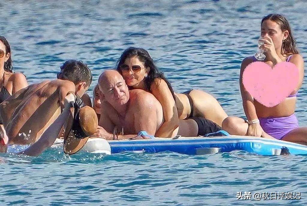 贝佐斯和桑切斯在游艇,贝佐斯乘5亿美元豪华游艇出海