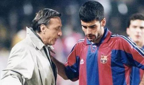 足球边前卫打法和思路,现代足球打法和以前足球对比