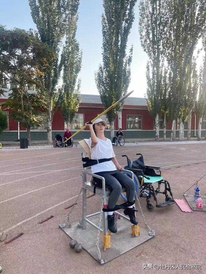 在轮椅上跳舞的人,坐在轮椅上的奔跑者