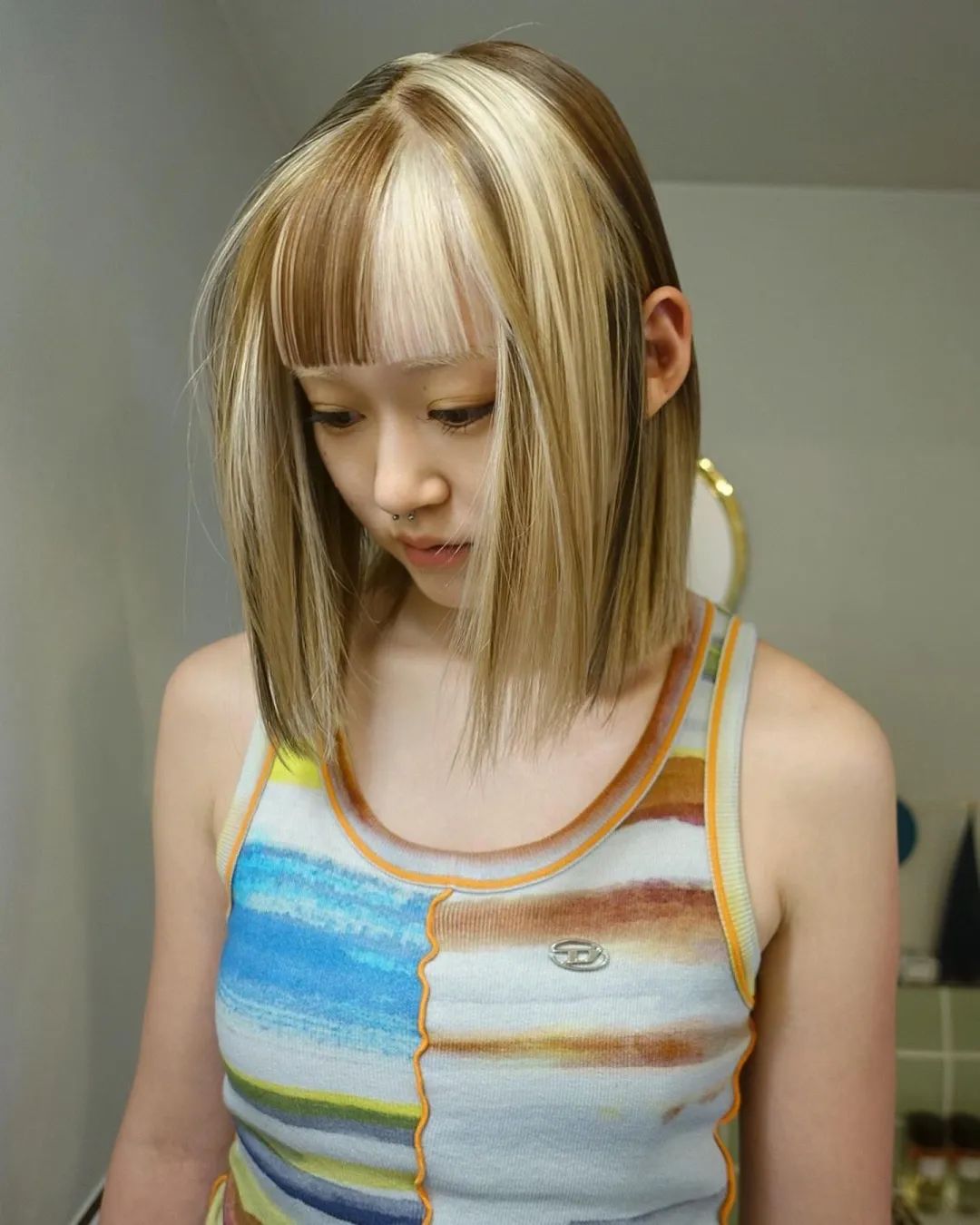 染完黑发以为很有气质,染红发颜值