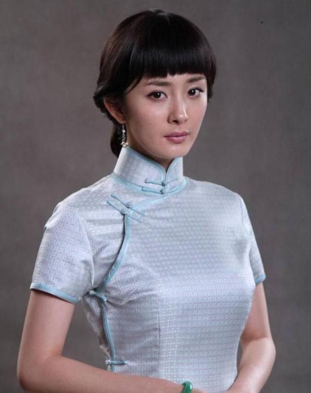 刘嘉玲关晓彤同框,穿旗袍大秀窈窕好身材