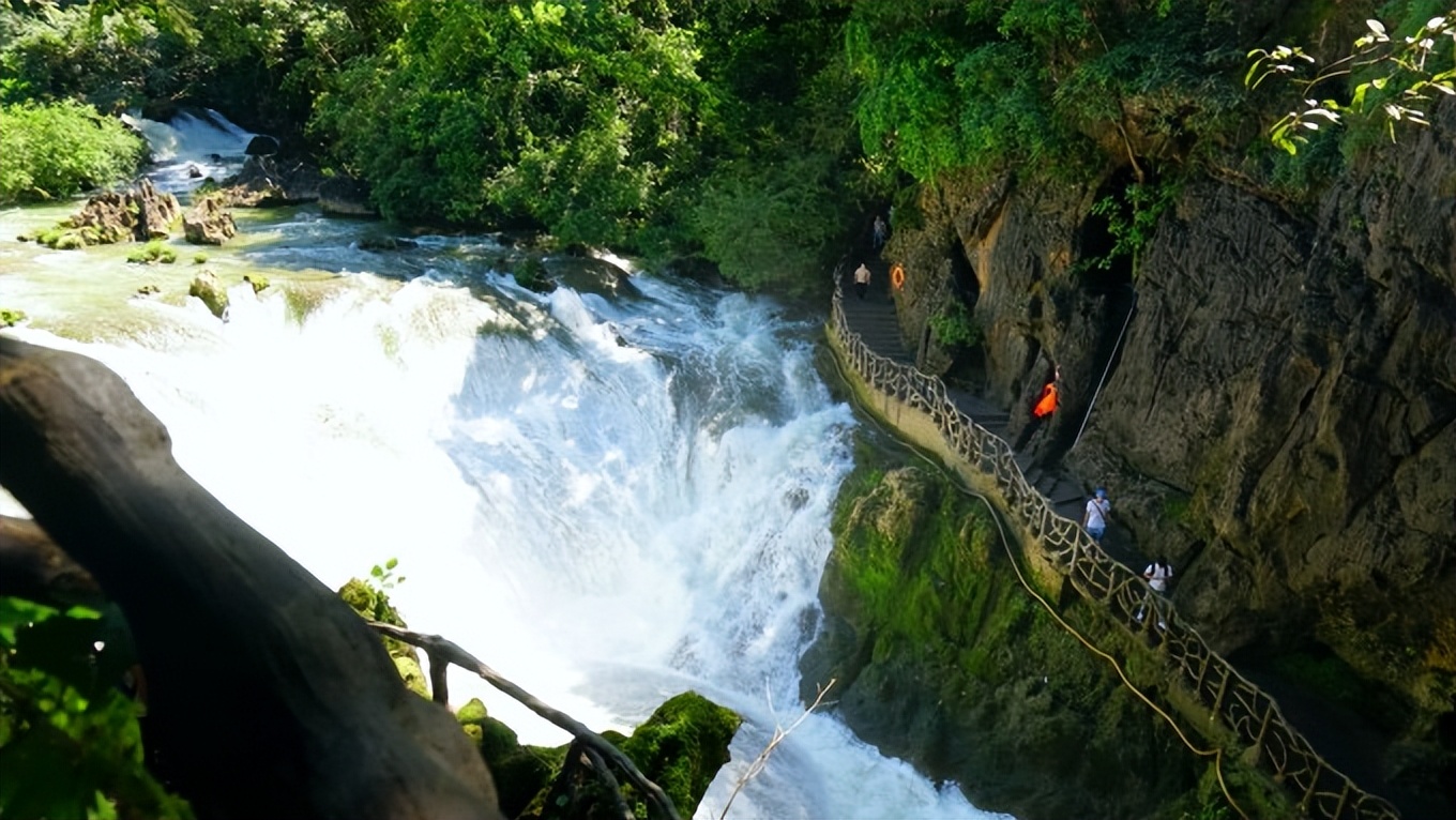 黄果树瀑布漫天扑面而来的水雾,黄果树瀑布4天旅游攻略