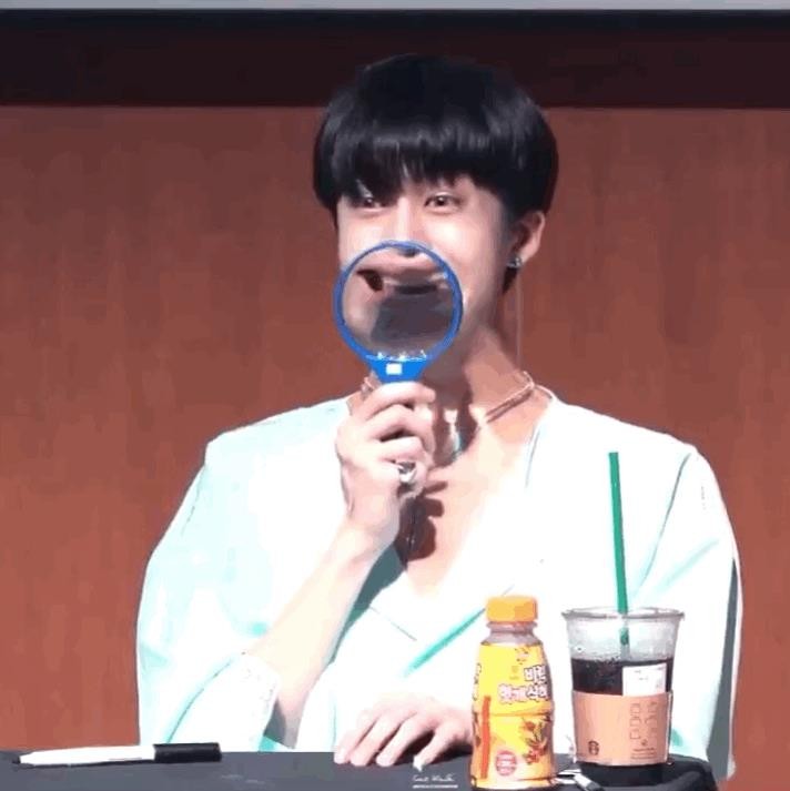 靠韩团门面出道却不火，后凭借表情包出圈，却被扒可疑物品惹争议