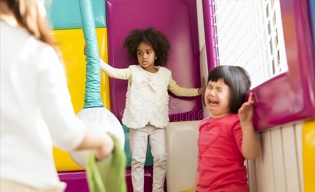 2岁宝宝哭闹一招搞定,宝宝2岁不到脾气倔强怎么办