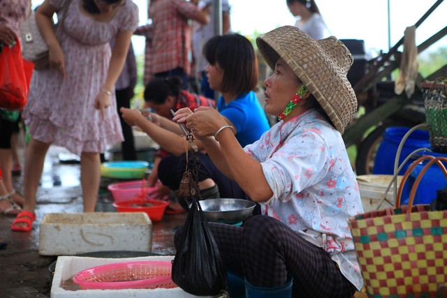 赵庆书夫妇的摊位日营业额9148元，纯利润是5600元，你觉得可信吗