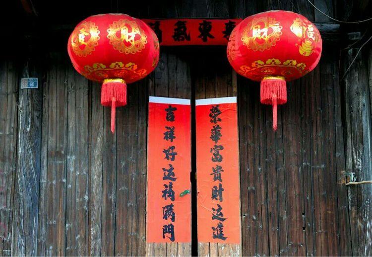 贴春联迎兔年,贴春联迎兔年合家欢