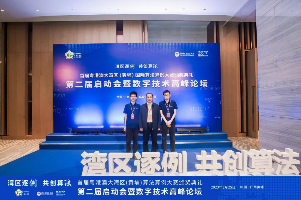 游客前来打卡,旅游打卡全国高校