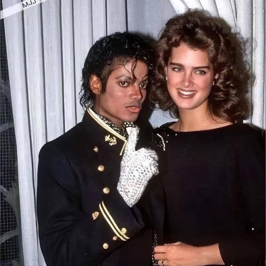 波姬·小丝：我10岁全裸出镜，20岁仍是完璧之身，往事已不堪回首