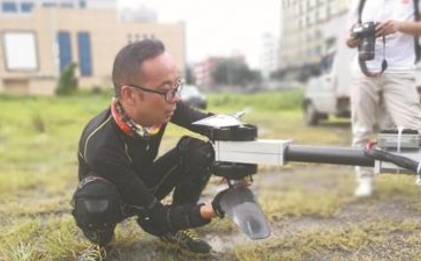 湖南农民试飞1564次成功上天，今成立公司，研发民用“飞天摩托”