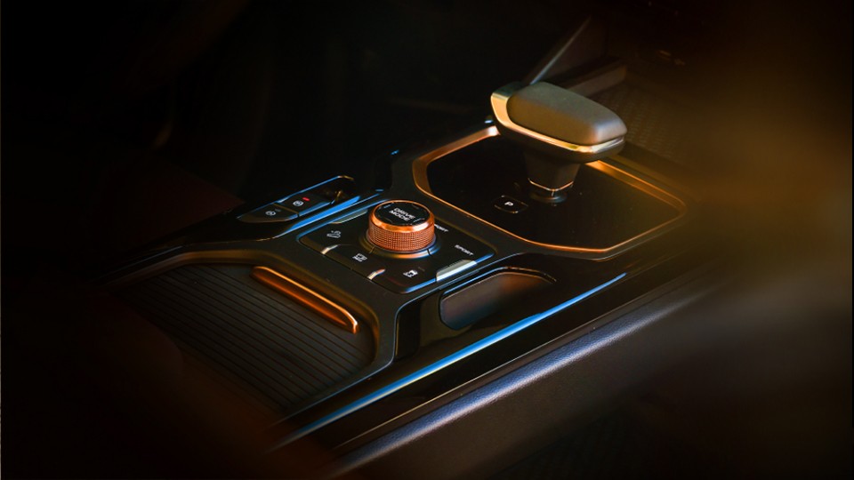 吉利豪越显示内部存储空间不足,吉利新款豪越6座空间