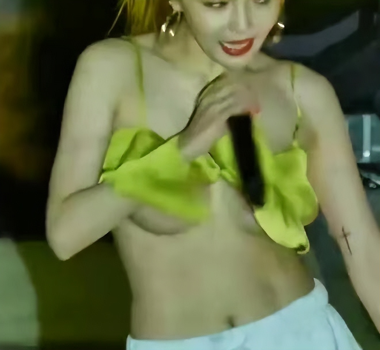 盘点韩国女明星最敢穿的衣服,韩国女星近期着装精选