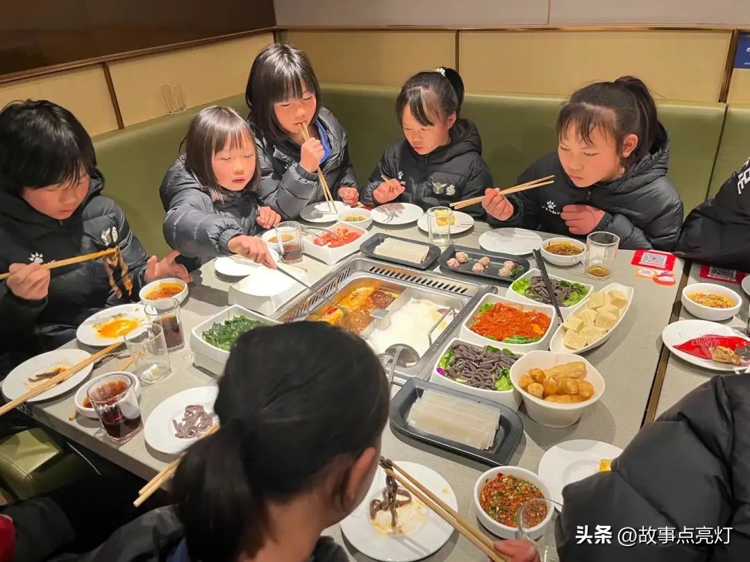 一个胖子教小孩视频,一个胖子辅导女孩