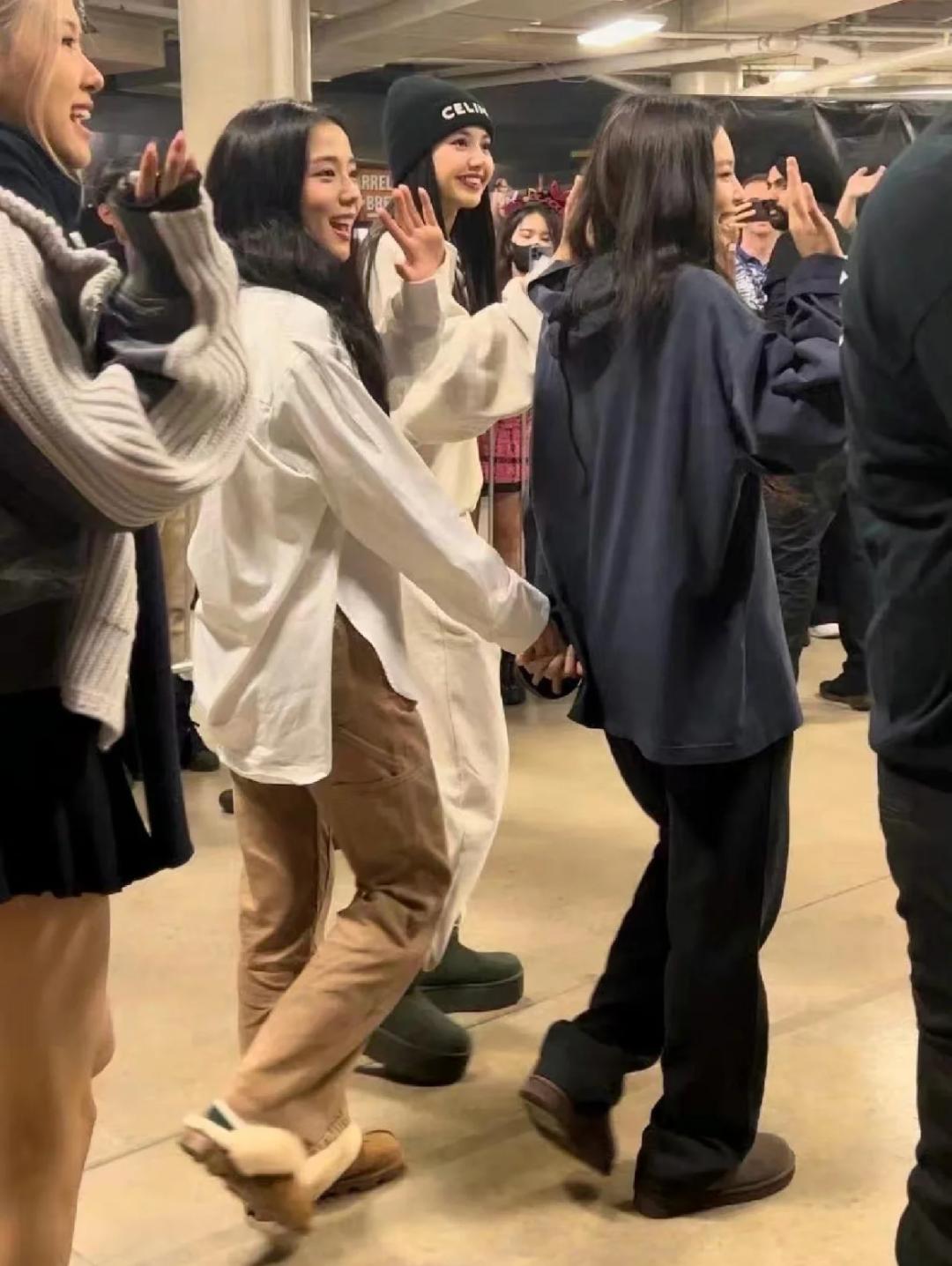 blackpink全员喜欢什么颜色,blackpink三个人穿一样的鞋