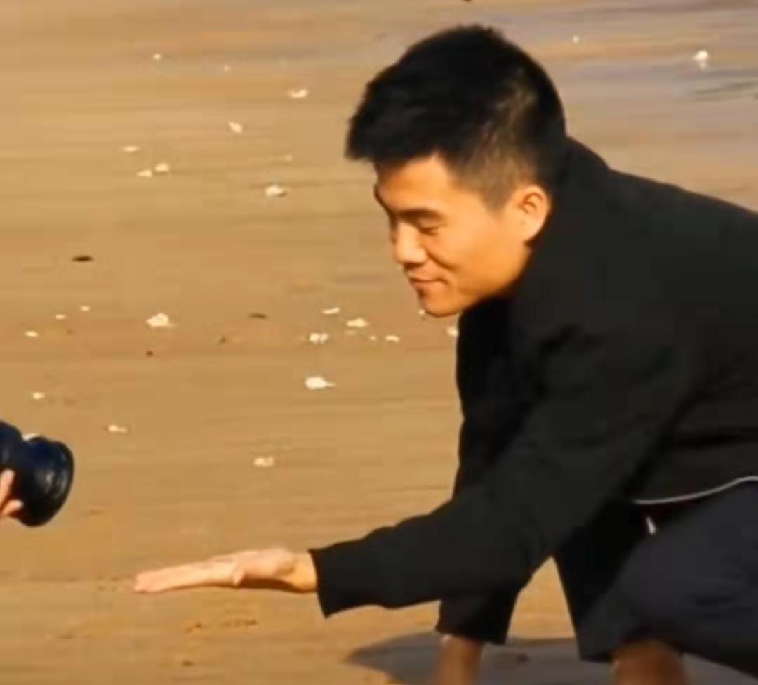 董宇辉回应遭路人泼水,董宇辉回应被泼水