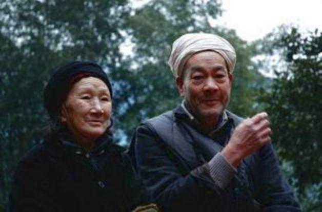 那个带着妻子隐居山林，徒手凿出爱情天梯的男人，已经去世15年了