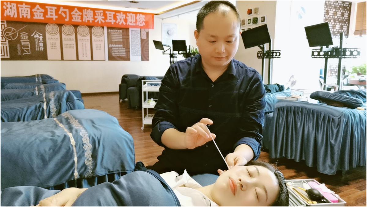 耳朵特别痒又掏不出耳屎怎么办,耳朵里痒一掏就流水是什么原因