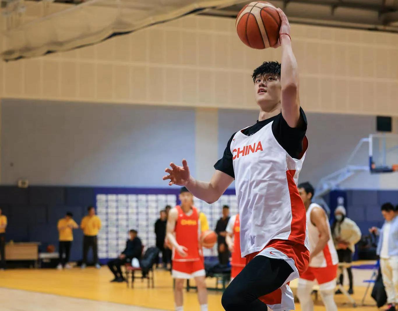 中国男篮18人集训名单胡明轩入选,中国男篮12人名单官宣了没有