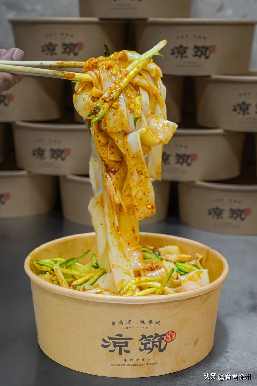 徐州这家传奇凉皮6岁了！看看这个男人给大家准备了什么礼物?