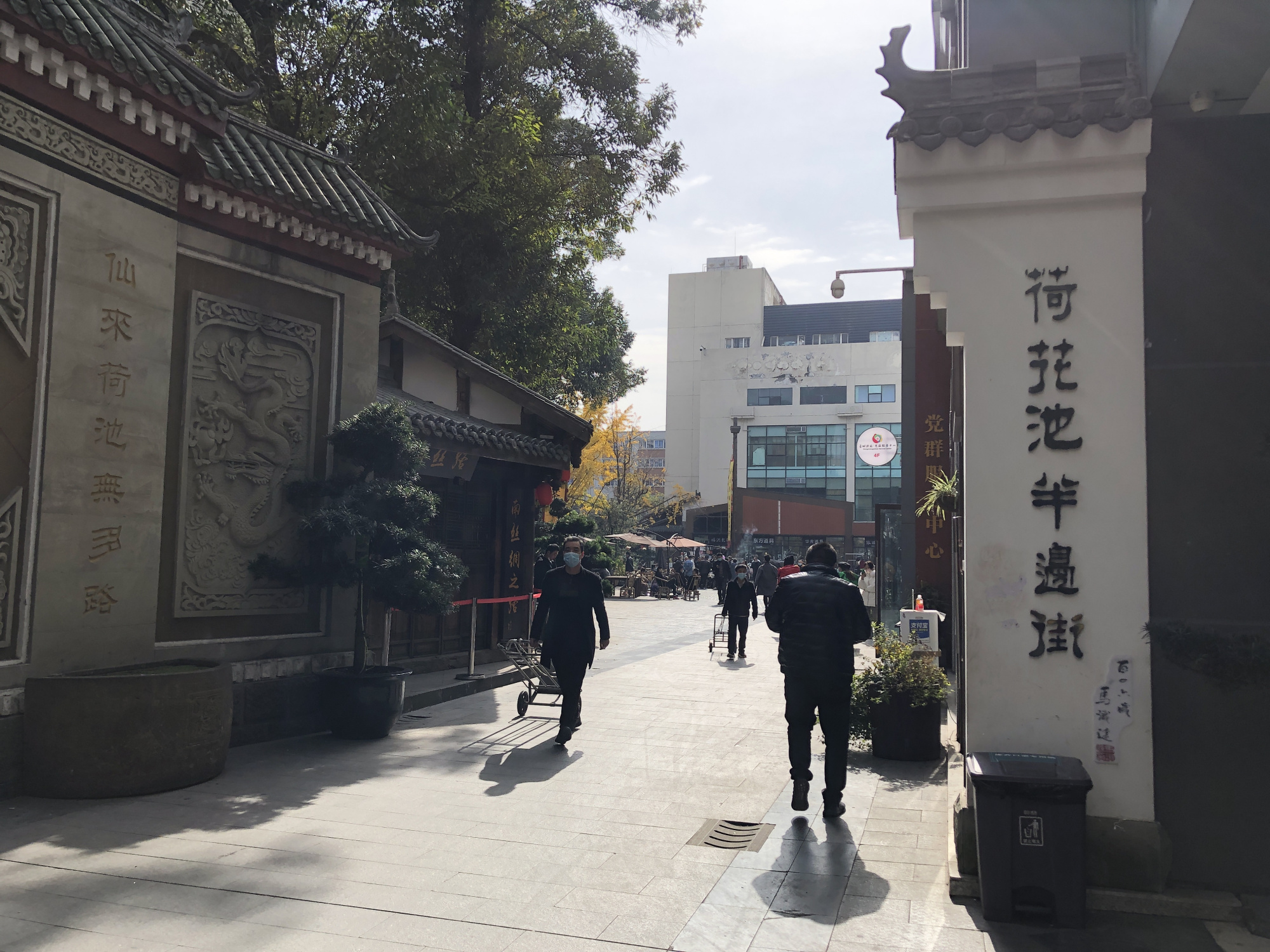 荷花池市场有什么好玩的,荷花池仿古街