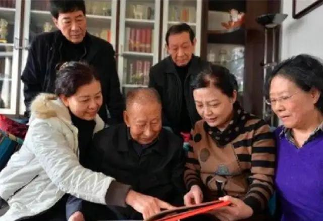 15个鬼子藏身窑洞顽抗，曾美下令全部活埋：没投降不算俘虏，杀