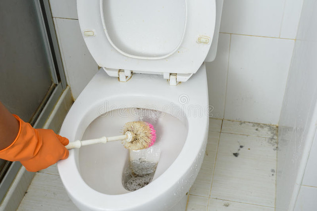 马桶刷子断了堵在蹲坑里面怎么办,马桶刷子断了卡在马桶里面怎么办