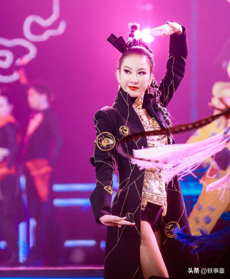 她左腿天生有缺陷，却凭借超人毅力，成为国际级唱跳天后