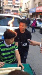 “老婆出差在宾馆给我发照片，桌子上那个是胶水吗？”哈哈哈哈