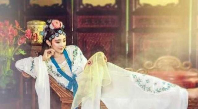 为什么宾馆的床尾都有一条长凳子,为什么宾馆床尾有一条凳子