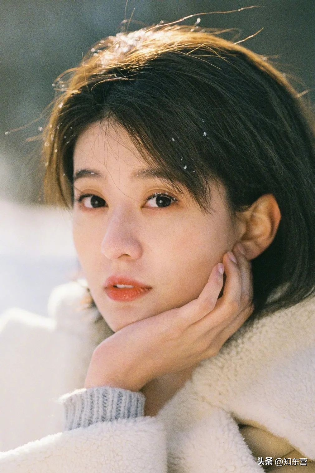 冬天披发好看又显脸小的发型,冬季干净利落减龄的发型