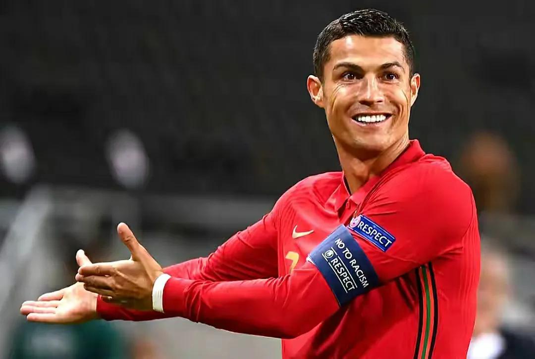 C罗遭喷:花两个亿引进欧洲足坛弃子，只配在球场上看饮水机