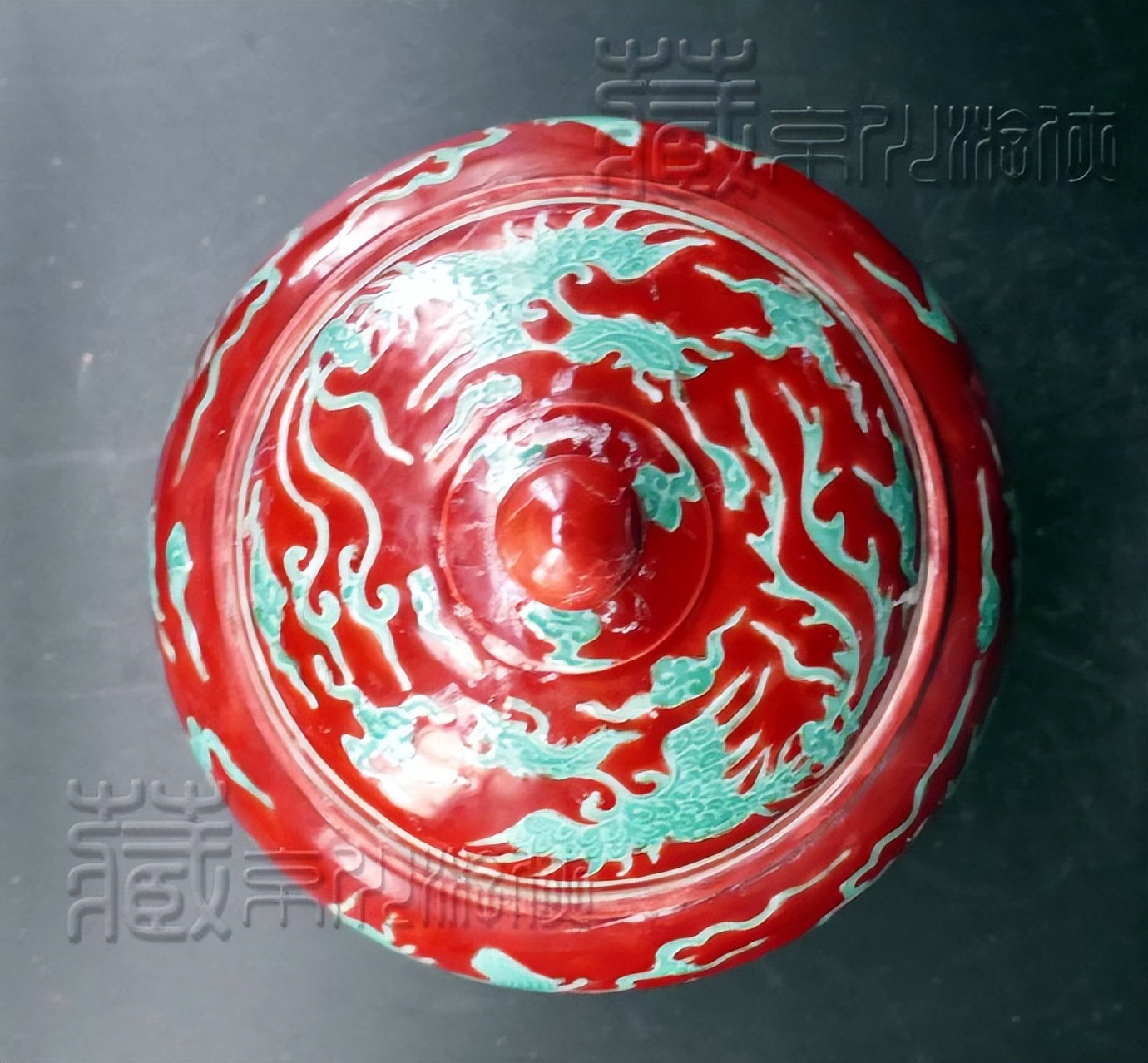 成化斗彩单色釉龙纹天字盖罐,馆藏成化斗彩龙纹天字罐真品图