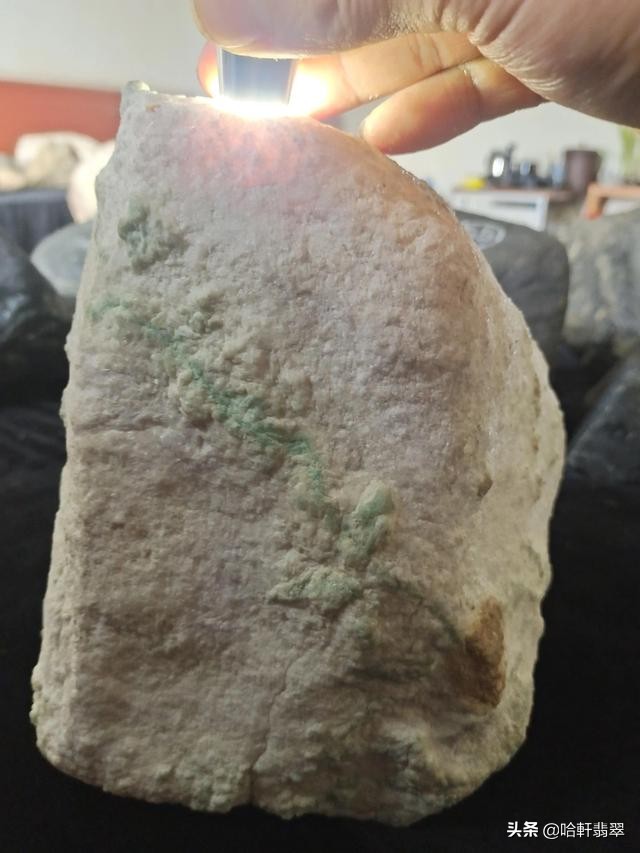 赌石暴涨的帝王绿料子,大涨的黑皮壳翡翠大原石