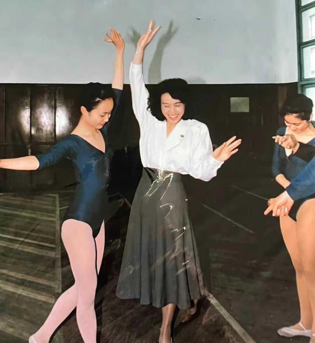 栗原小卷中野良子刘晓庆画报,栗原小卷送刘晓庆礼物