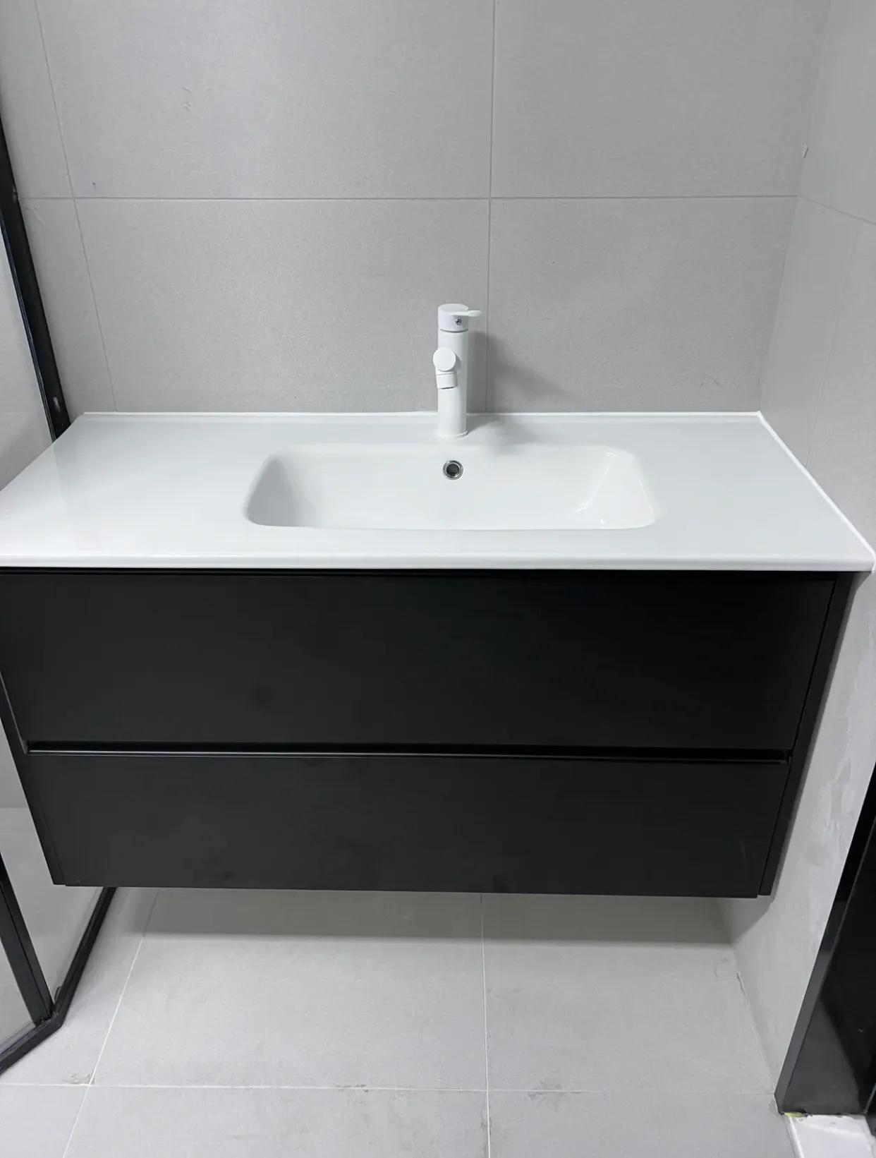 浴室柜一体盆选陶瓷好还是岩板好,浴室柜是用一体陶瓷盆还是大理石