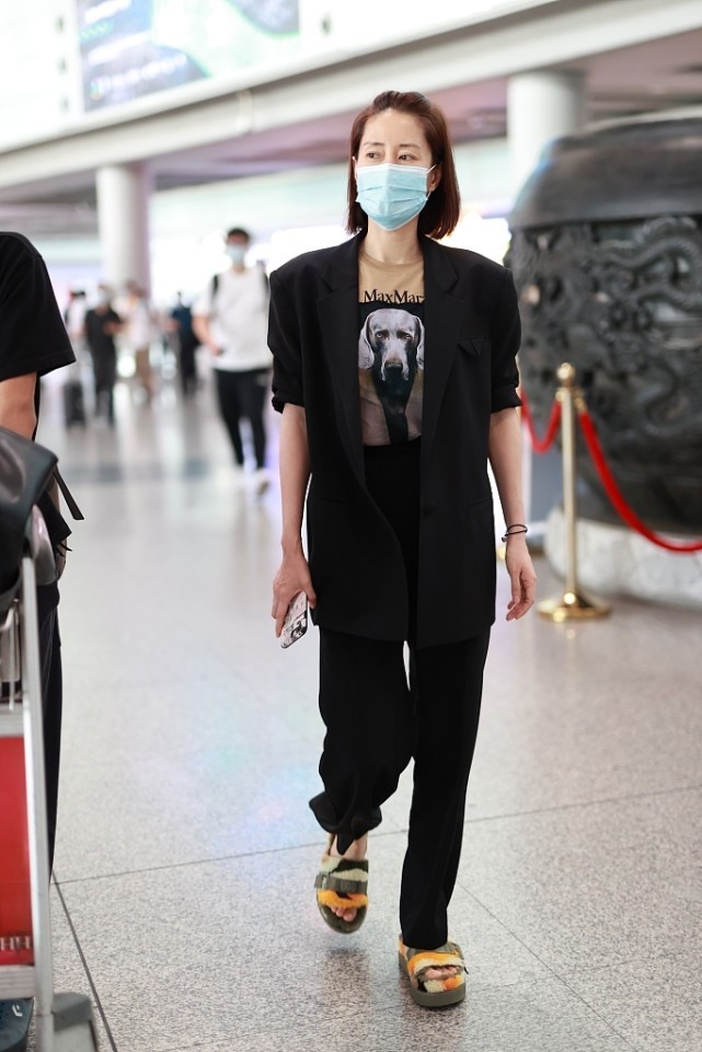 刘敏涛垫肩西装配缎面吊带,刘敏涛穿衣很有高级范