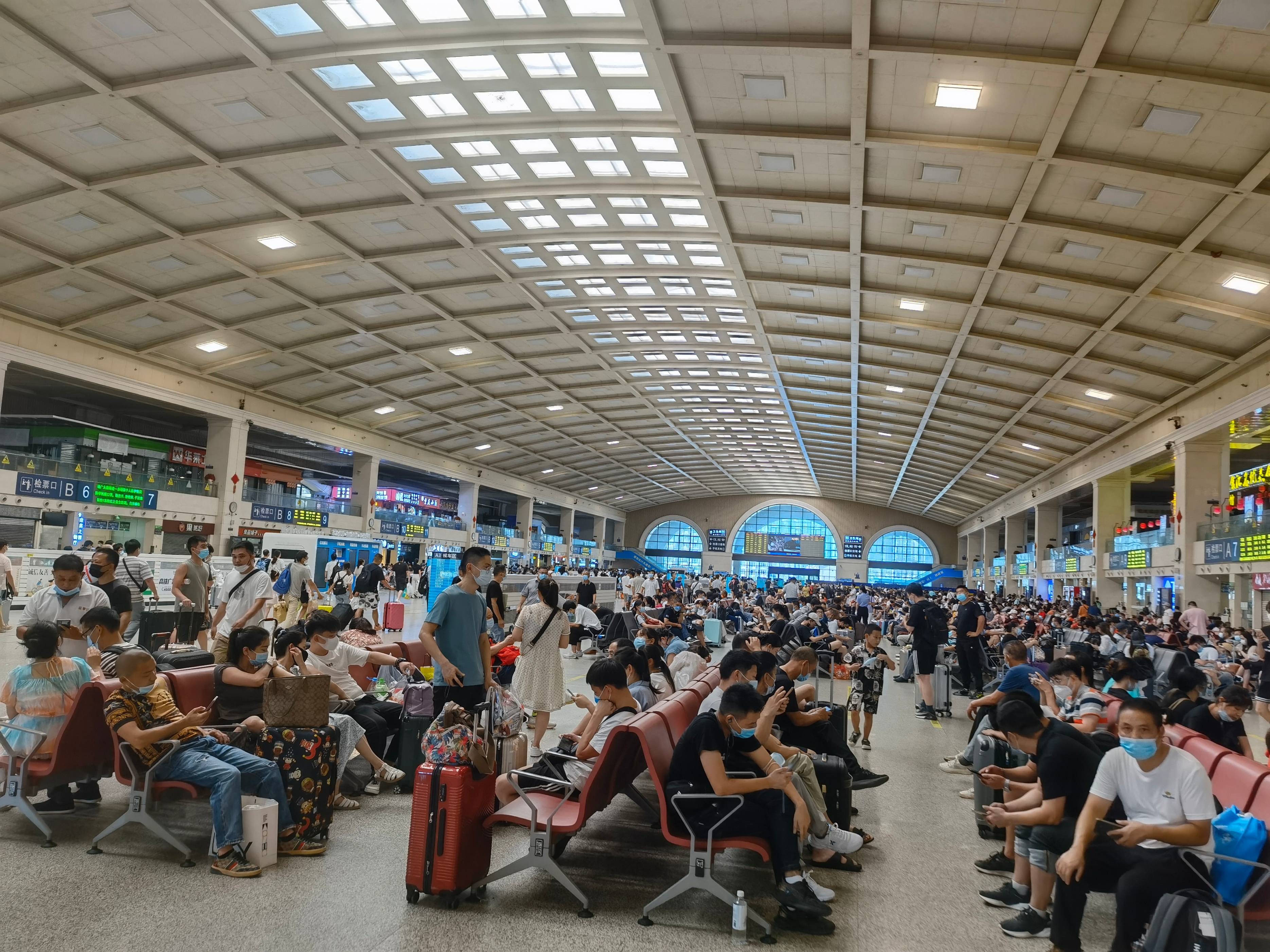 温馨提示高温天气注意防暑降温,高温天气大家注意防暑降温工作