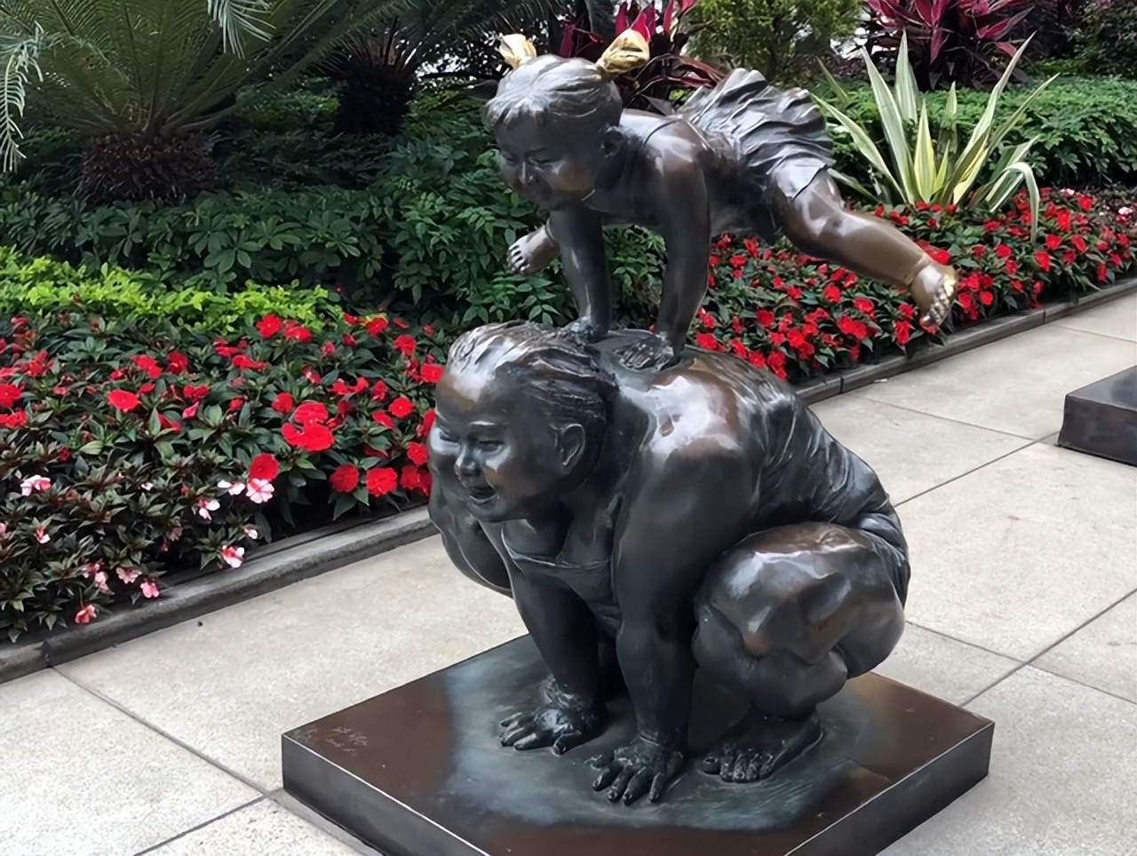 广州闹市这组丰乳肥臀的雕塑多次被投诉，艺术还是糟粕，争议不断