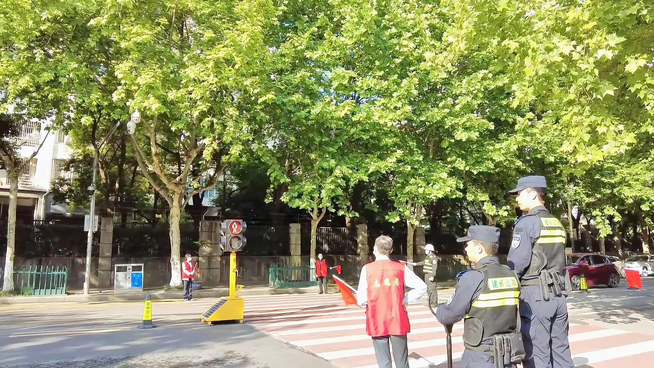 2000多孩子上学更安全有序南京金中实小“一校一策”破解接送学交通秩序难题