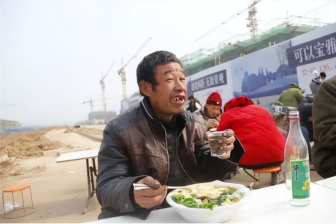 白酒销量第一名牛栏山,牛栏山一年能卖十四亿瓶