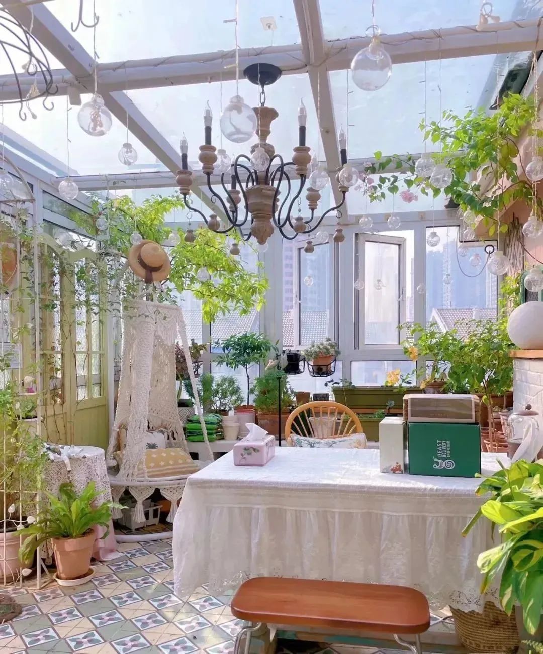 老公不顾反对买露台的顶楼房子,老公坚持买顶楼住不到半年