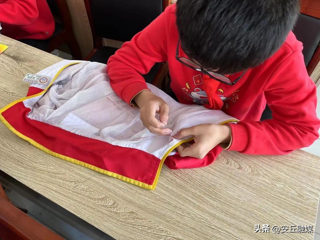 五一劳动节劳动最光荣小学一年级,小学五一劳动节社区劳动实践