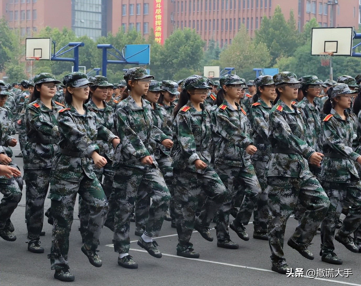 女生军训跳舞走光仍露球表演，2m视频被卖疑网红炒作,5所大学受累