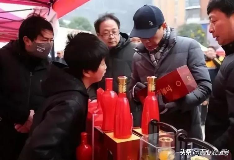 揭秘地摊收老酒,大街上摆摊高价收购老酒的有什么