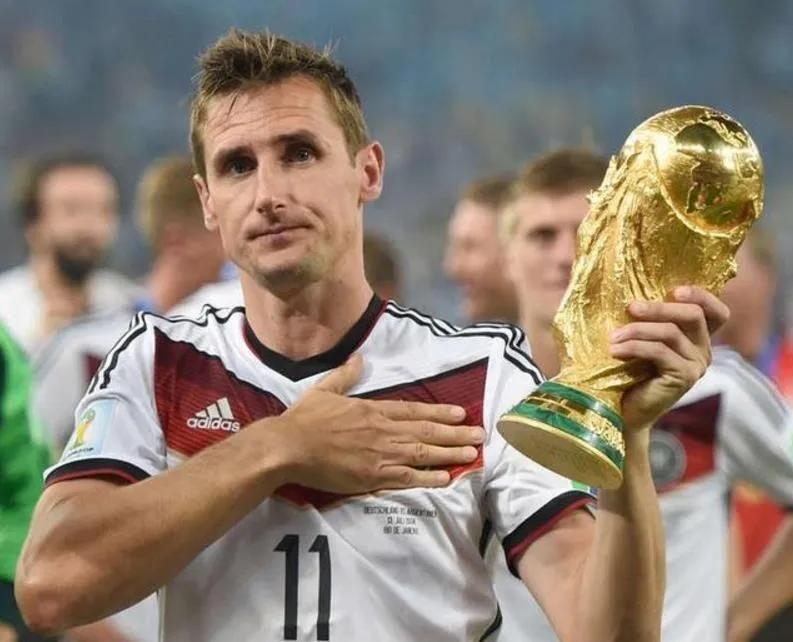 意大利足球门将布冯出生,布冯球员