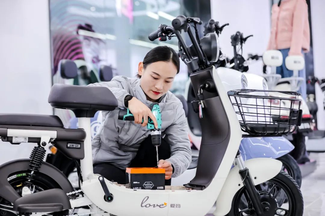 石墨烯黑金电池和铅酸电池哪个好,铅酸电池和黑金石墨烯电池的区别