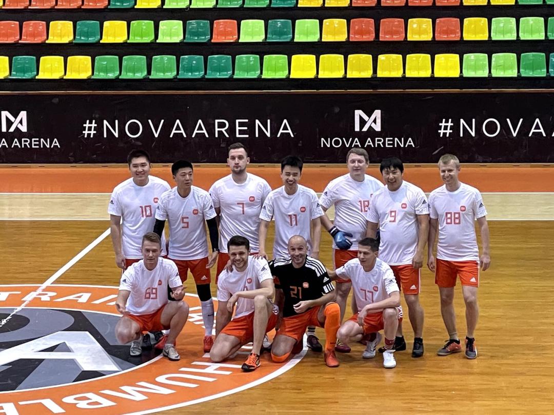 地球另一边的人们是倒着吗,地球另一侧的人不会掉下去吗